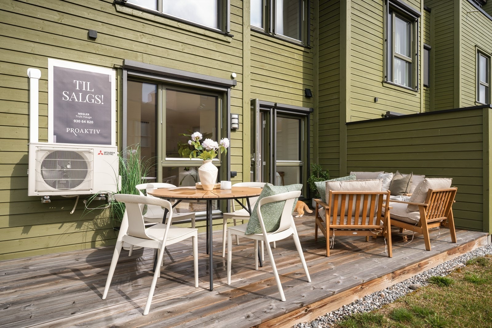 Direkte adkomst til felles hageareal hvor de minste kan leke trygt, mens mamma og pappa følger med fra terrassen. Galleribilde