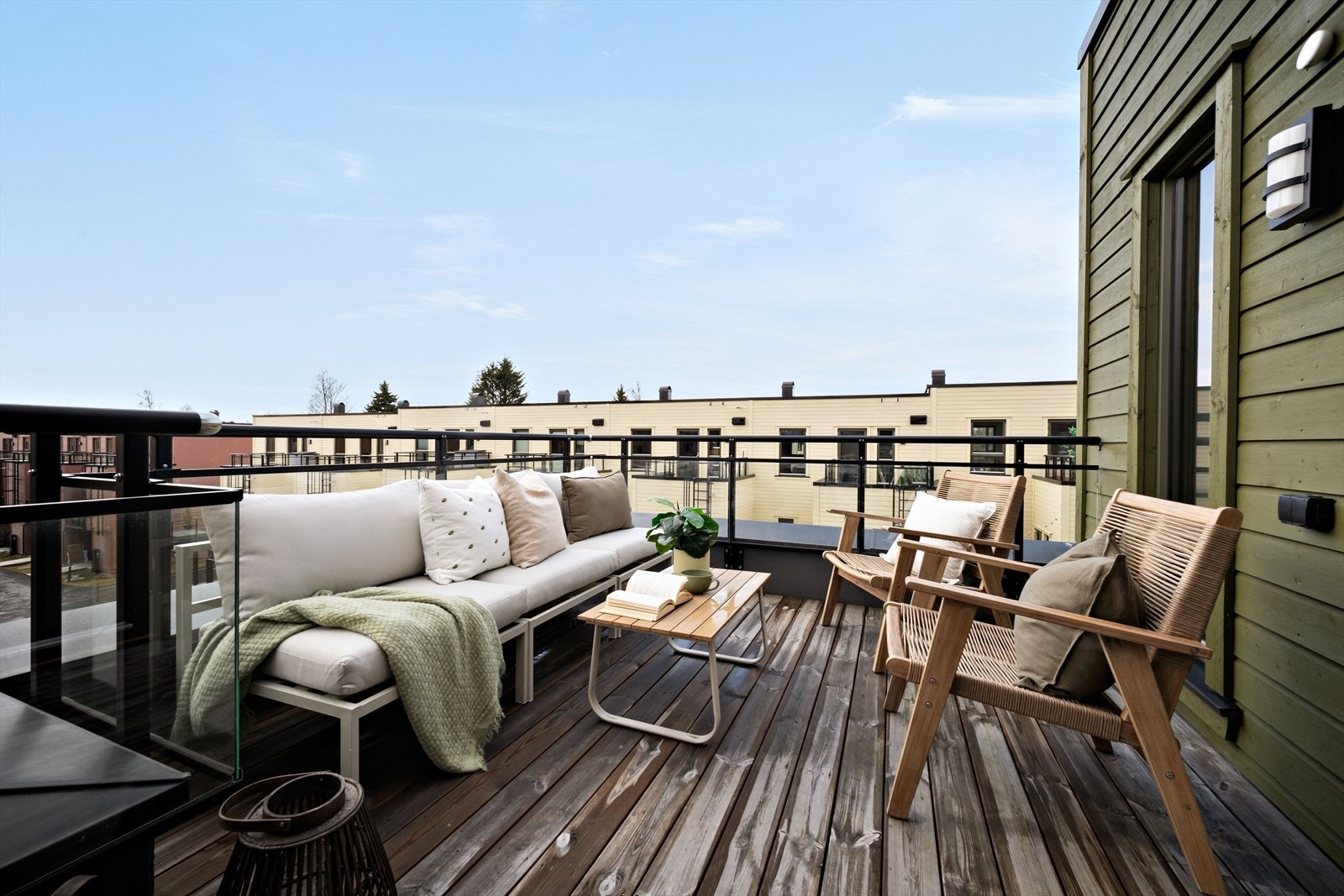 Takterrasse på ca. 14,3 kvm med god plass til uteloungen. Galleribilde