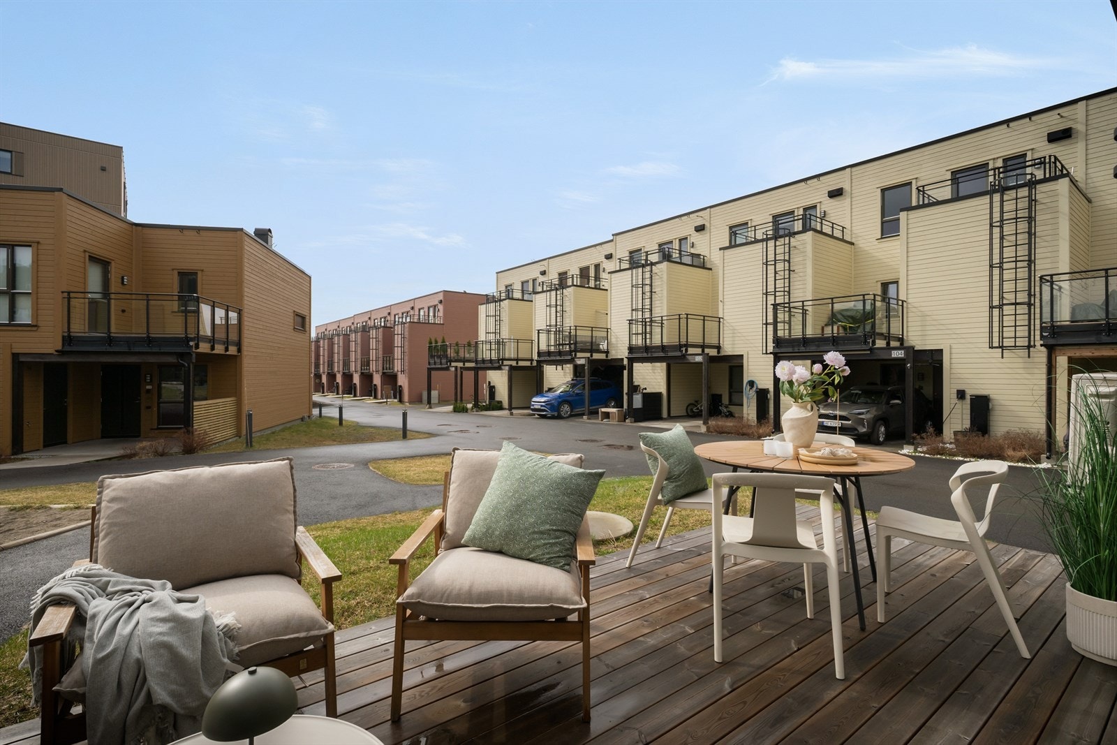 God plass til utelounge, grill og spisegruppe på terrassen - et herlig sted å nyte de fineste sommerdagene. Galleribilde