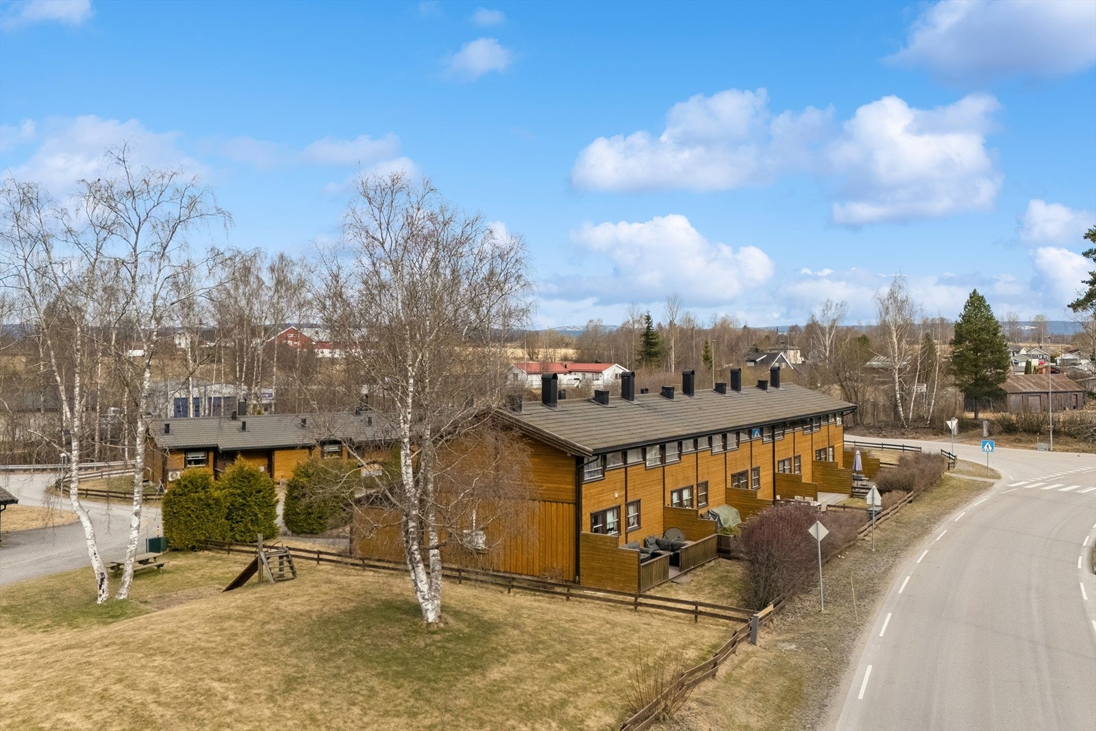 Oversiktsbilde av området med gode solforhold og pent opparbeidede fellesarealer Galleribilde