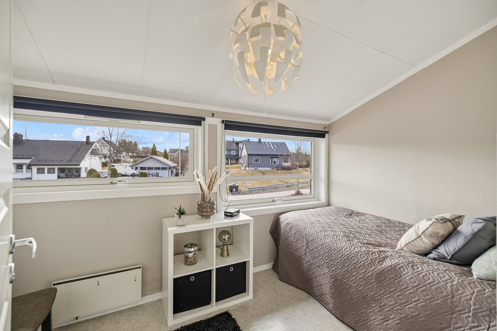 Lyst soverom med gode lysforhold og fleksibel bruk Galleribilde