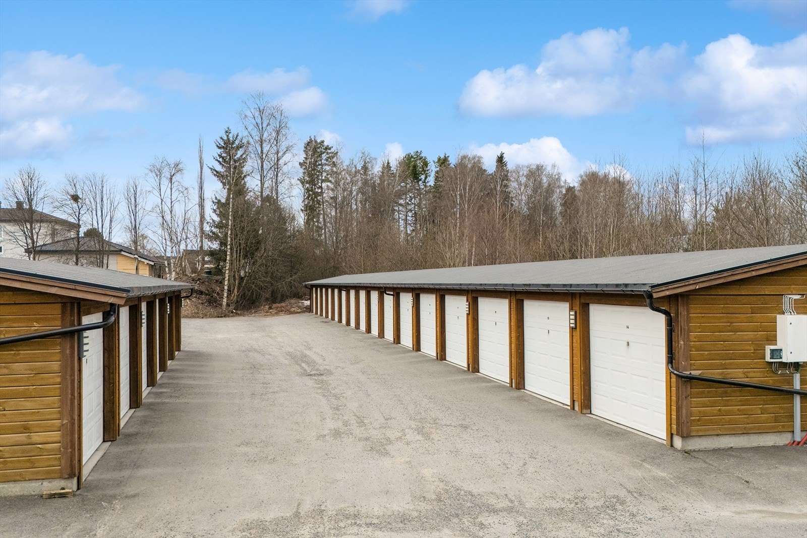 Garasjeanlegg med parkeringsmuligheter. Galleribilde