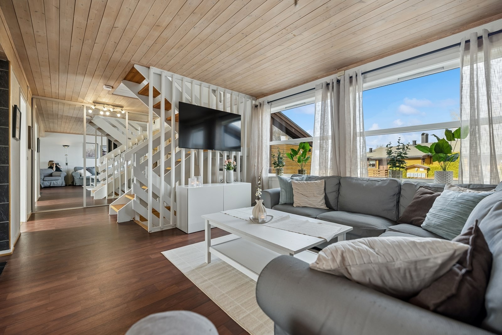 Lys og romslig stue. Galleribilde