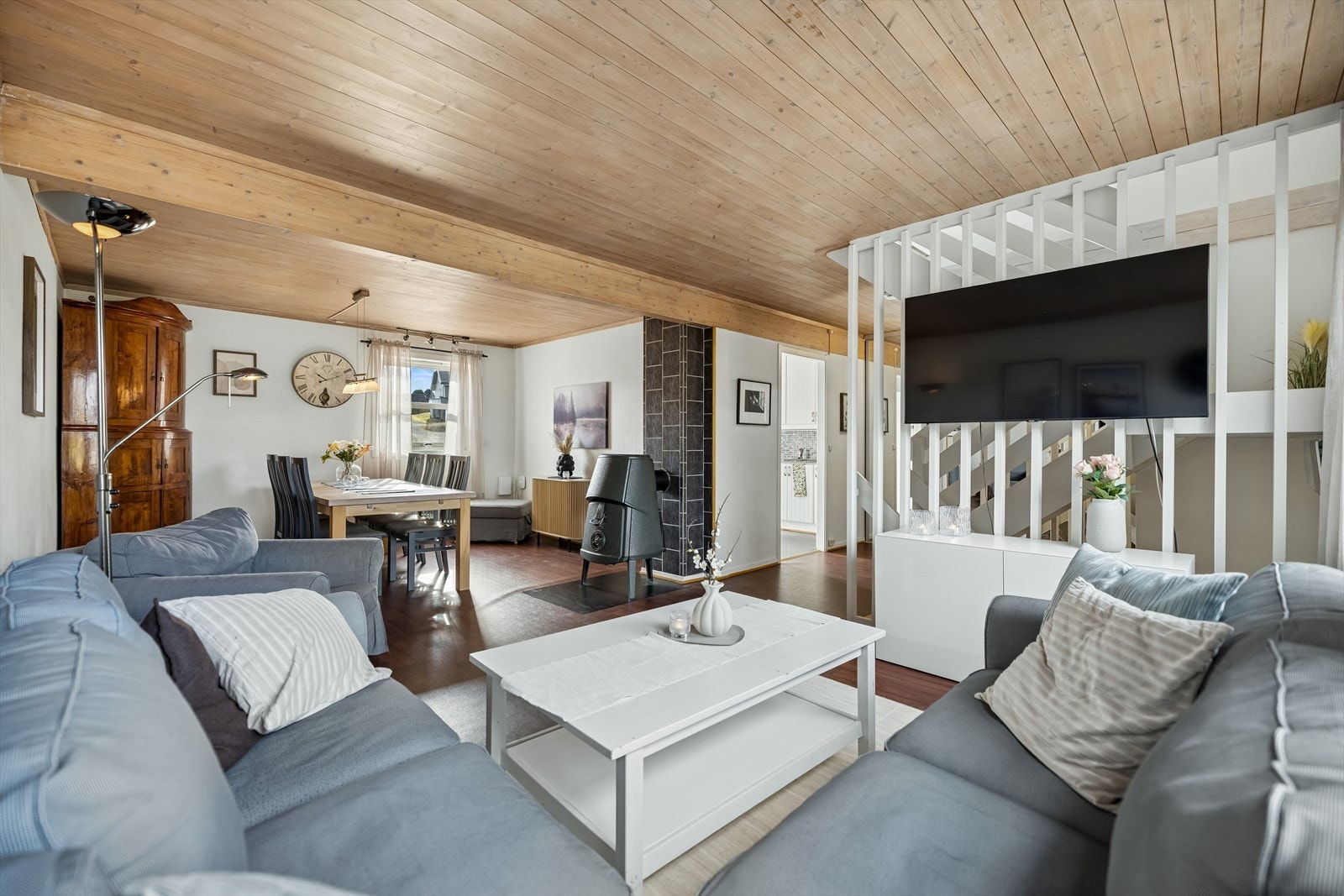 Stue med gode møbleringsmuligheter for både sofa- og spisegruppe Galleribilde