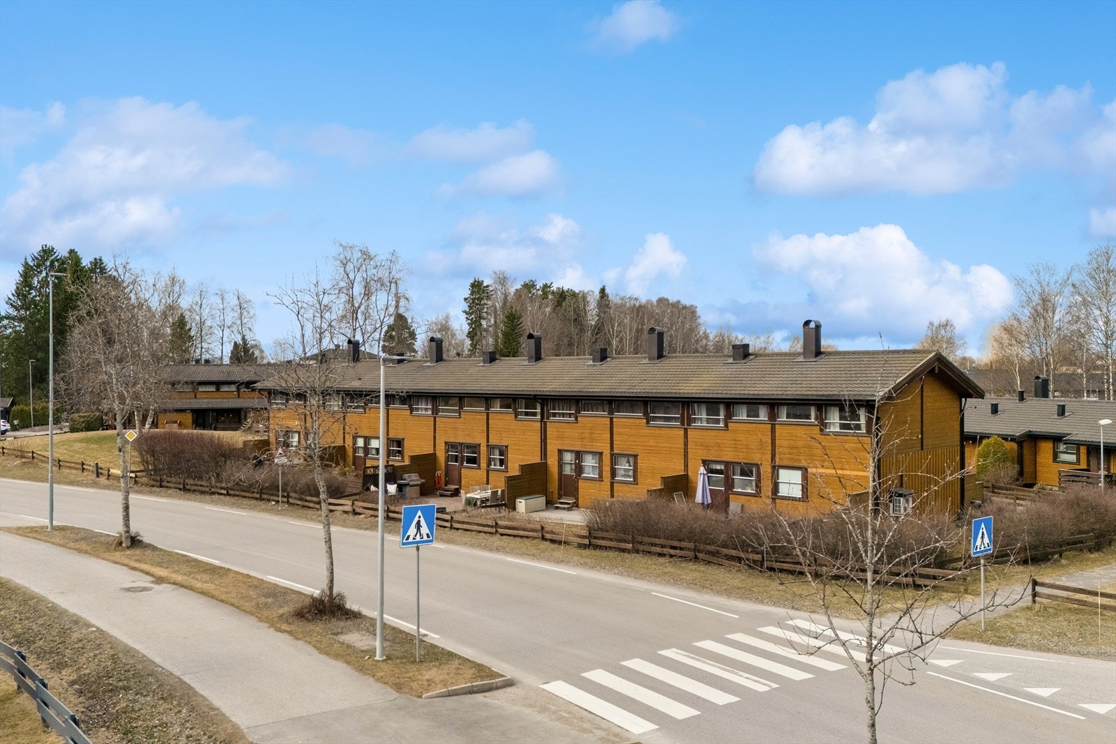 Boligen ligger fint til i rekken med enkel adkomst og gode uteplasser Galleribilde