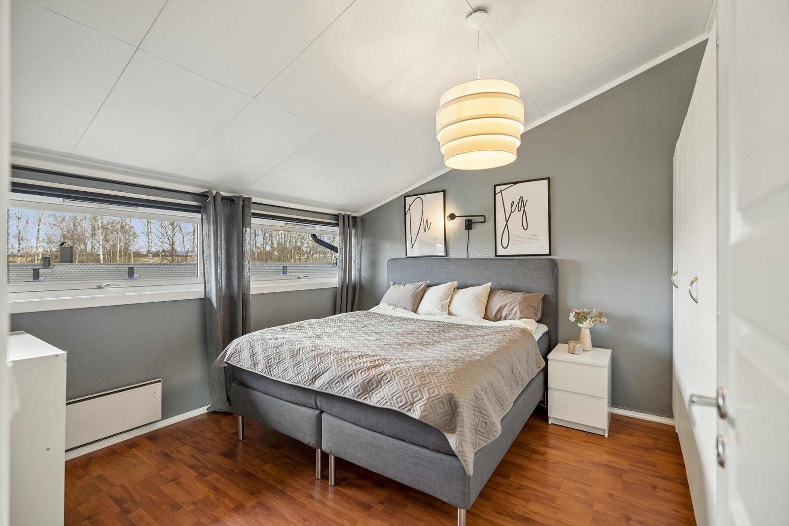 Soverom med god plass til dobbeltseng og garderobe Galleribilde