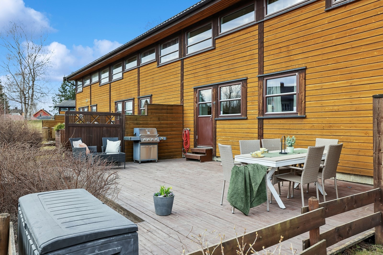 Terrasse med gode solforhold og hyggelig utsyn Galleribilde