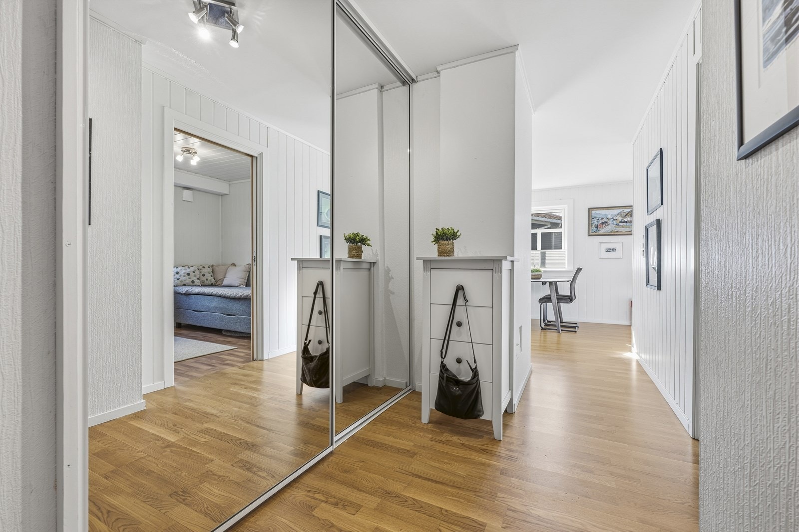 Gangparti som binder alle rommene og har en egen plassbygget skyvedørsgarderobe for oppbevaring. Galleribilde
