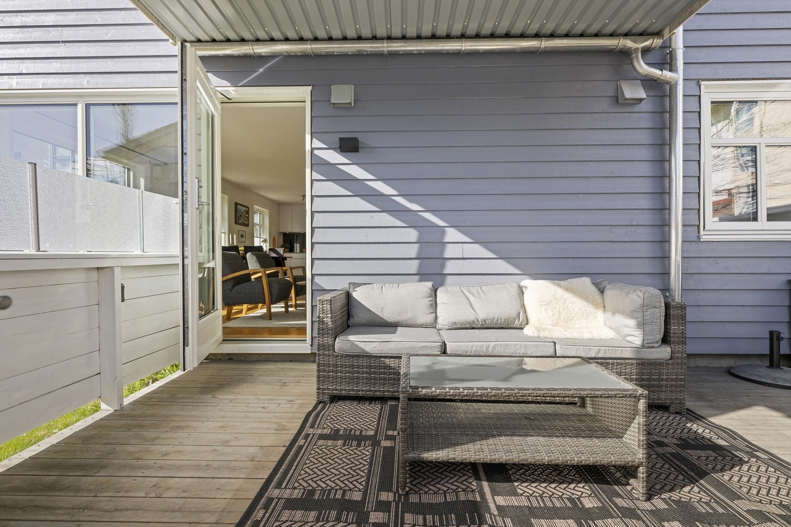 Fra stuen er det utgang til en utvidet terrasse med delvis tak og flotte solforhold. Galleribilde