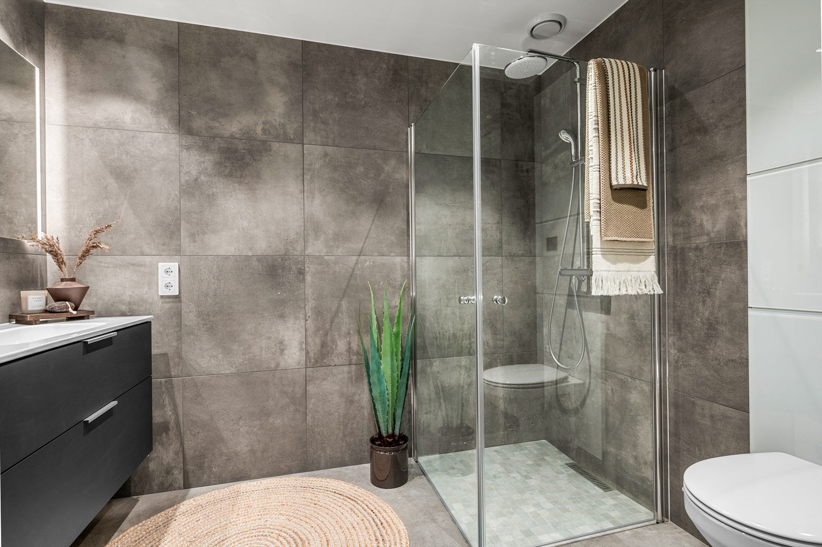 På badet er det gode oppbevaringsmuligheter. Galleribilde