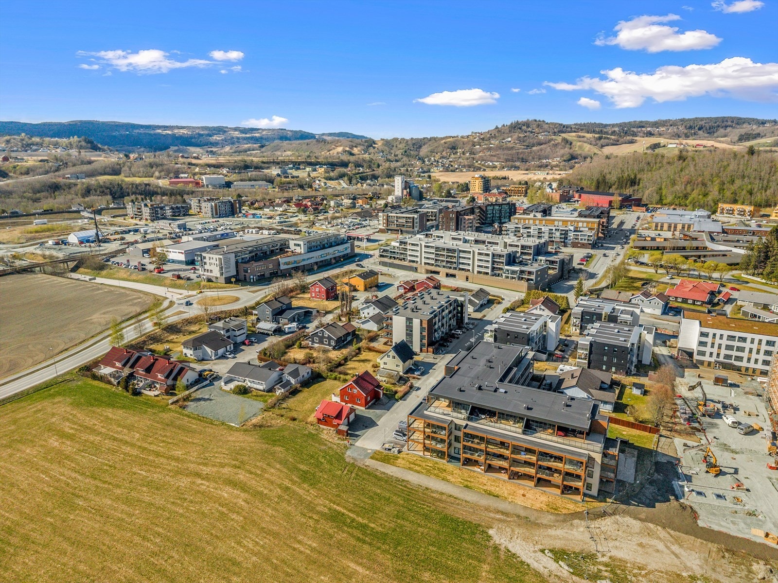 Leiligheten ligger i umiddelbar nærhet til Melhus sentrum, med gangavstand til alt av servicetilbud. Galleribilde