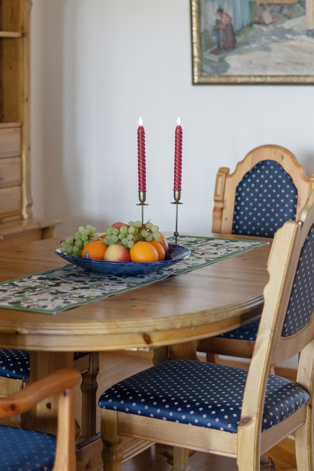 Spisestuen har god plass til å samle familie og venner rundt et langbord. Galleribilde