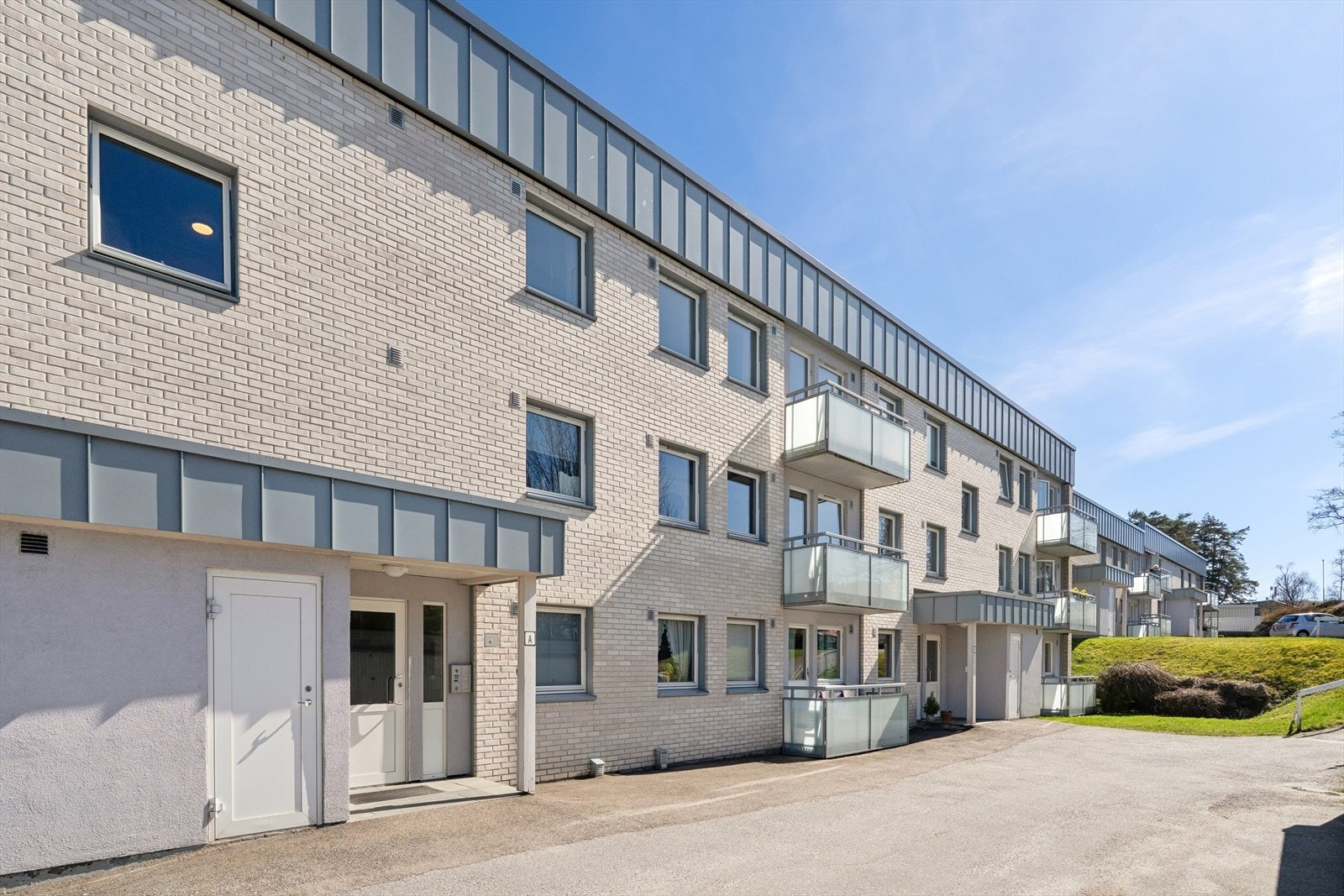 Bygget har en vedlikeholdt fasade i teglstein og panel. Galleribilde