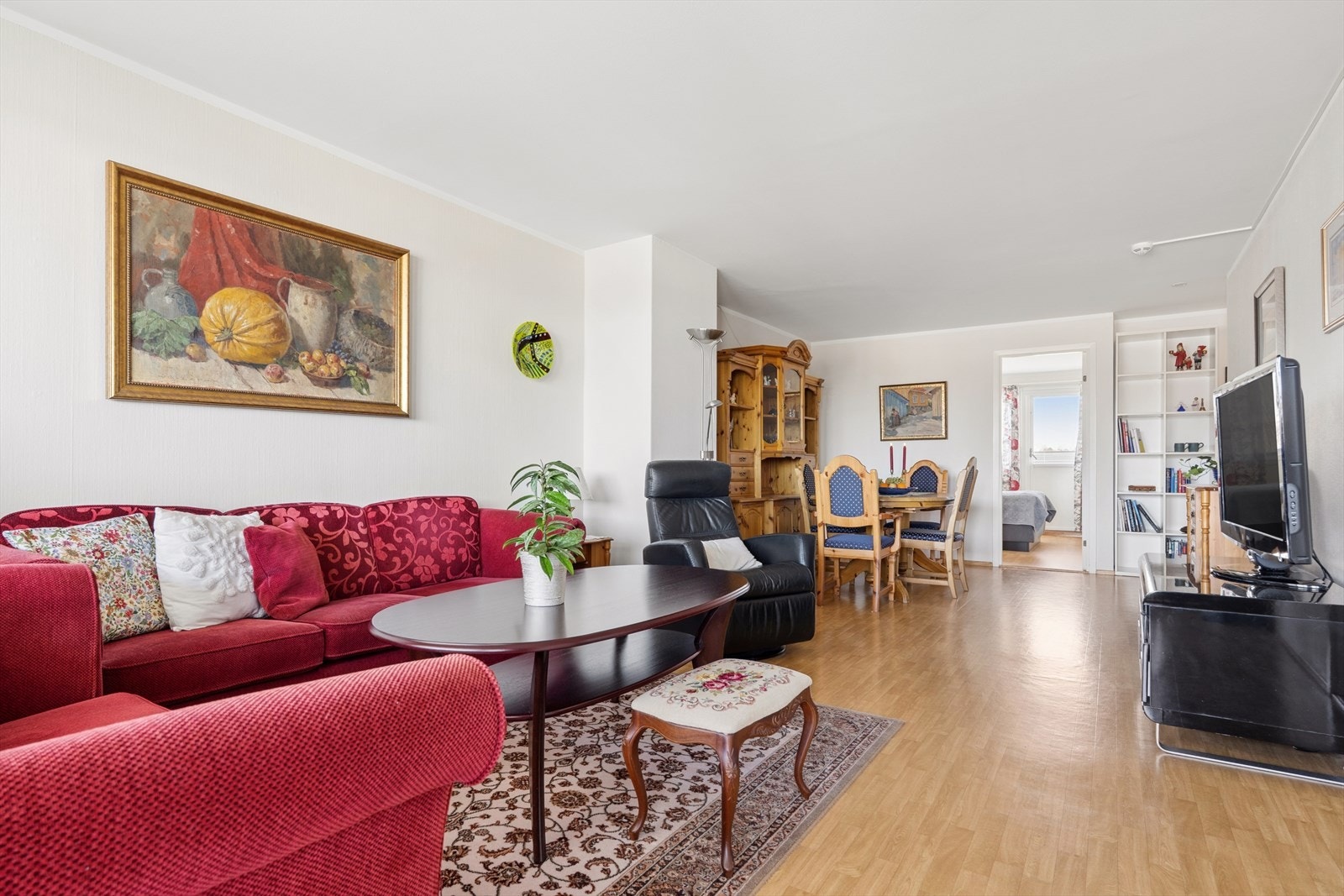 Velkommen til Helgeroveien 20. En innholdsrik leilighet med fire soverom, to balkonger og en smart planløsning som skiller sosiale soner fra den private soveromsavdelingen. Galleribilde