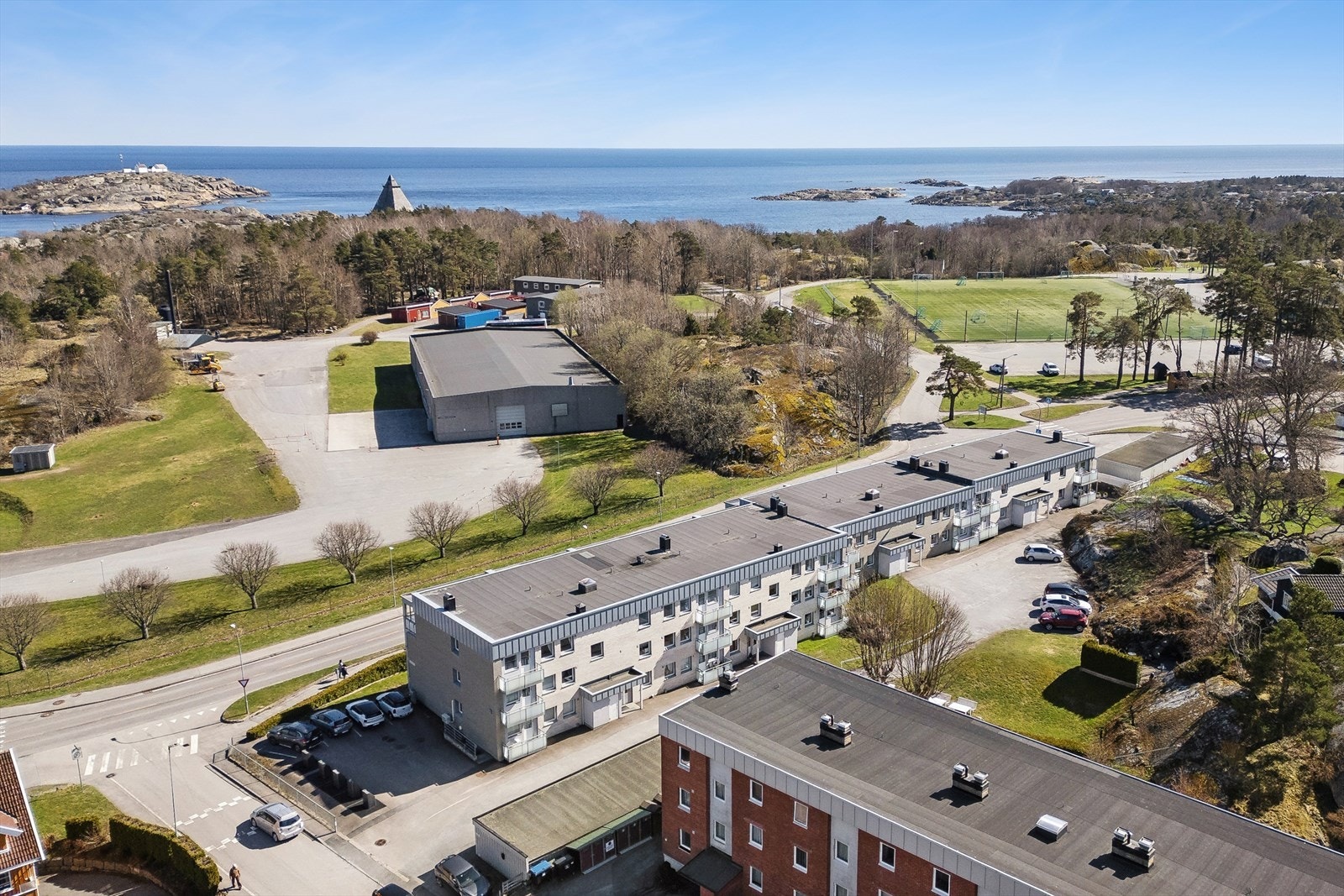 Kort avstand til både barnehager og skoler, som Sjøparken Kanvas-barnehage og Stavern skole. Galleribilde