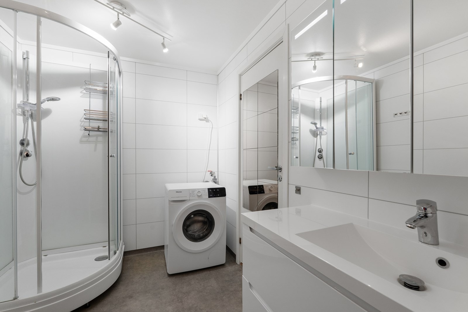 Badet har dusjkabinett og opplegg for vaskemaskin, noe som gjør hverdagslogistikken enkel. Galleribilde