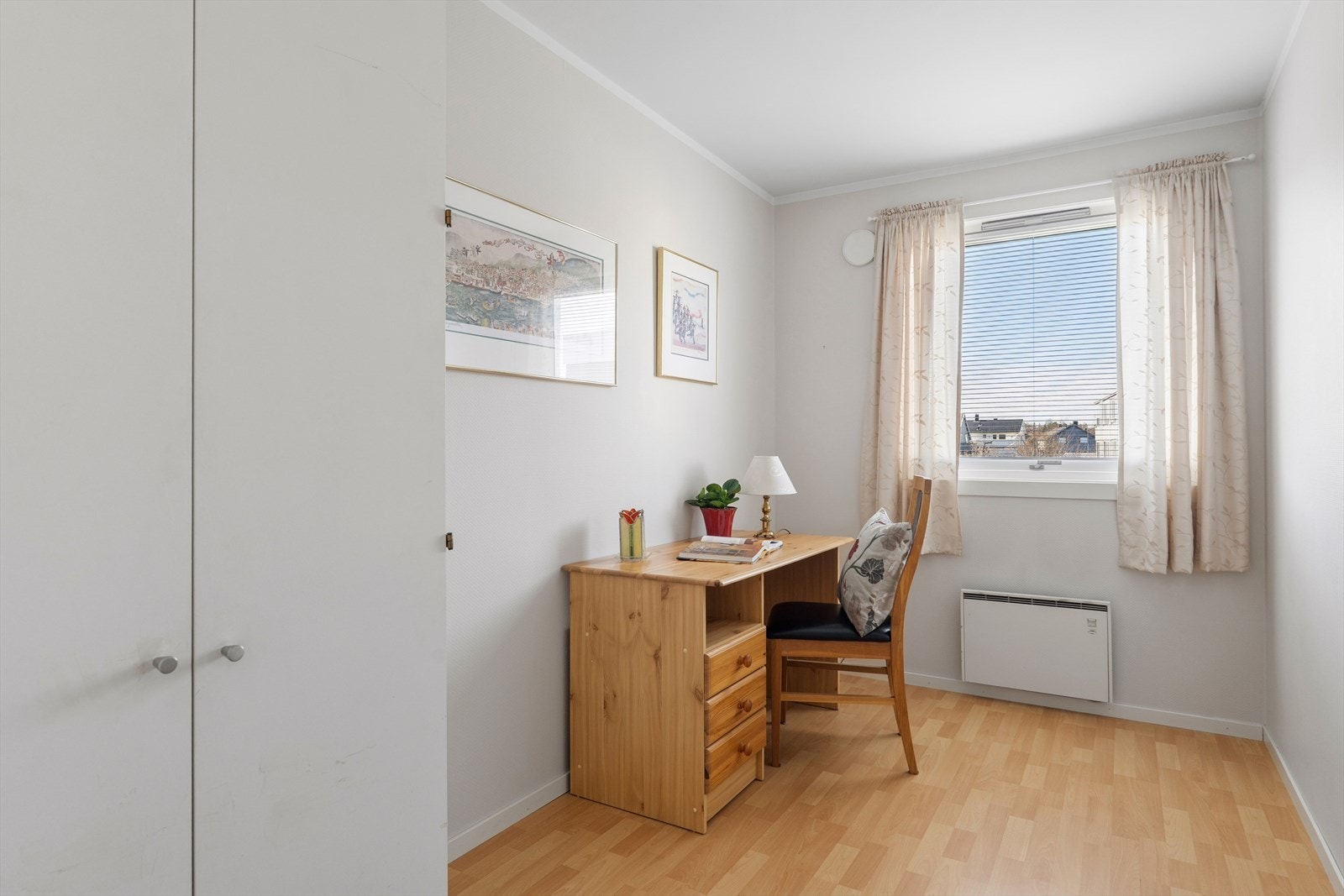 Leilighetens øvrige tre soverom gir stor fleksibilitet. Dette rommet egner seg godt som hjemmekontor eller gjesterom. Galleribilde