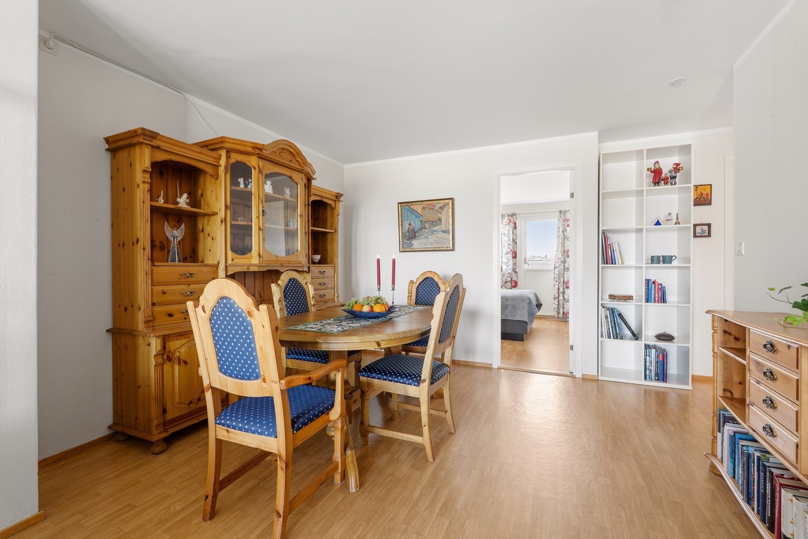 Stuen er romslig og har en naturlig inndeling med plass til både sofagruppe og en egen spisestue. Galleribilde