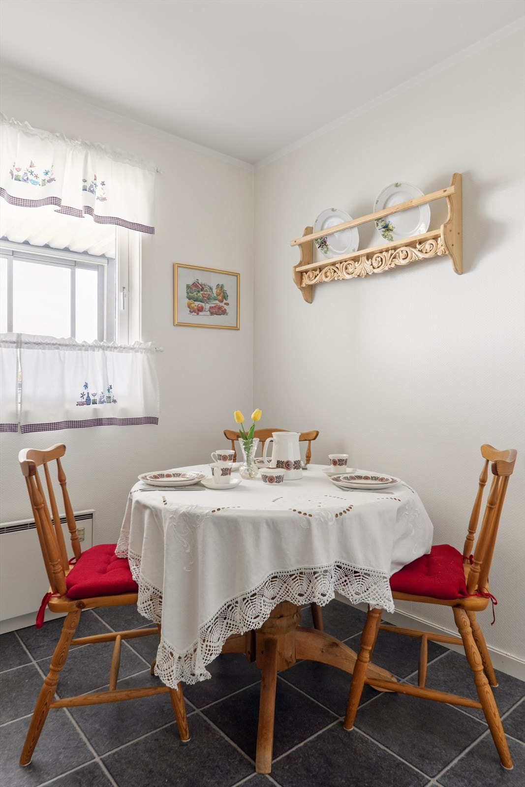 Den hyggelige spisekroken på kjøkkenet. Galleribilde