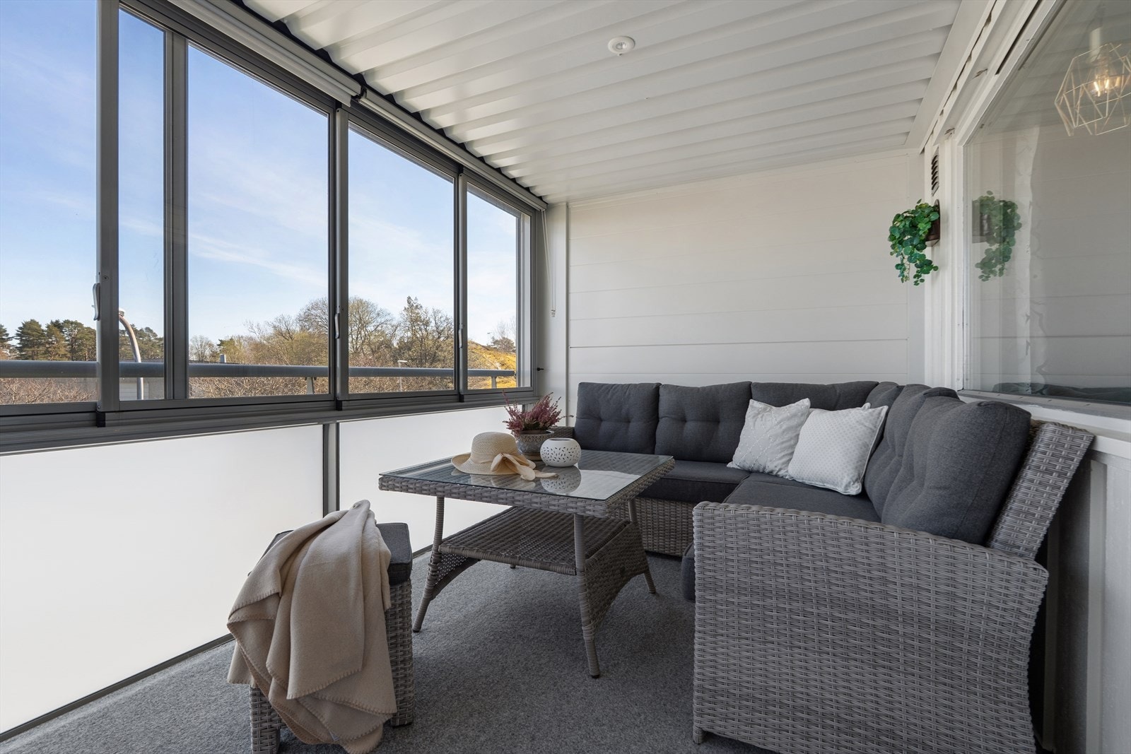 Den store, innglassede balkongen med sjøutsikt utvider stuen og fungerer som et ekstra oppholdsrom store deler av året, skjermet for vær og vind. Galleribilde