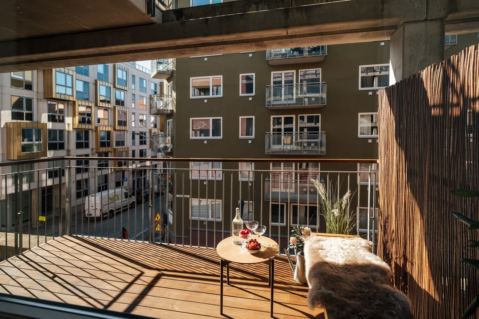 Balkongen på hele 8 m², med adkomst fra stuen, vender nordvest og byr på deilig ettermiddags- og kveldssol. Galleribilde