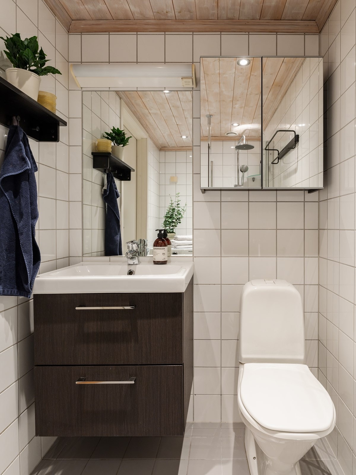 I himlingen er det panel med downlights, og på gulvet er det gulvvarme - her er komforten godt ivaretatt. Galleribilde
