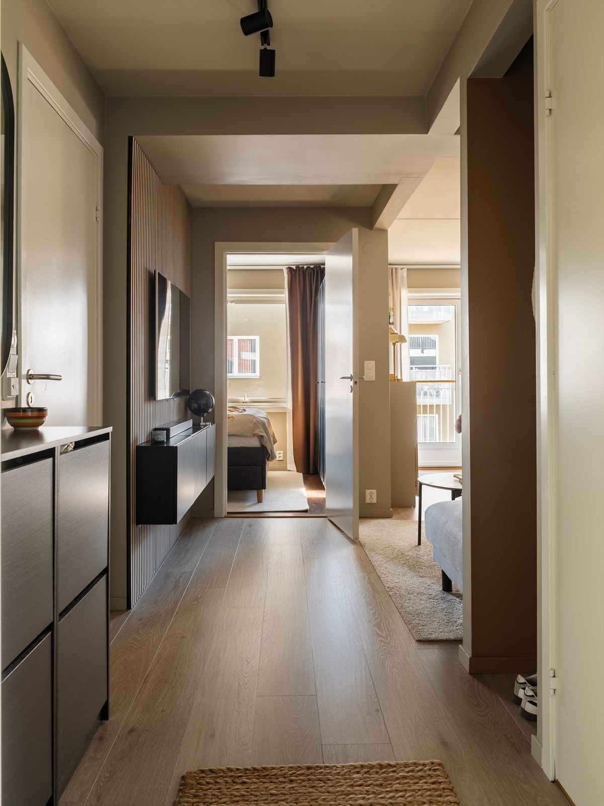 Entréen fungerer som boligens knutepunkt, med inngang til alle rom i leiligheten. Galleribilde