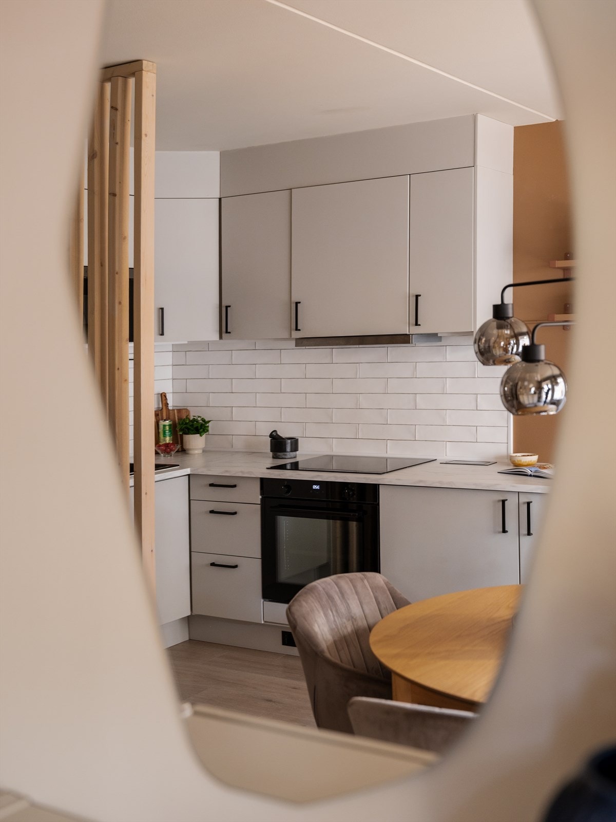 I 2023 fikk leiligheten flere fine oppgraderinger, som nytt gulv, nye malte flater og spilevegger flere steder. Galleribilde