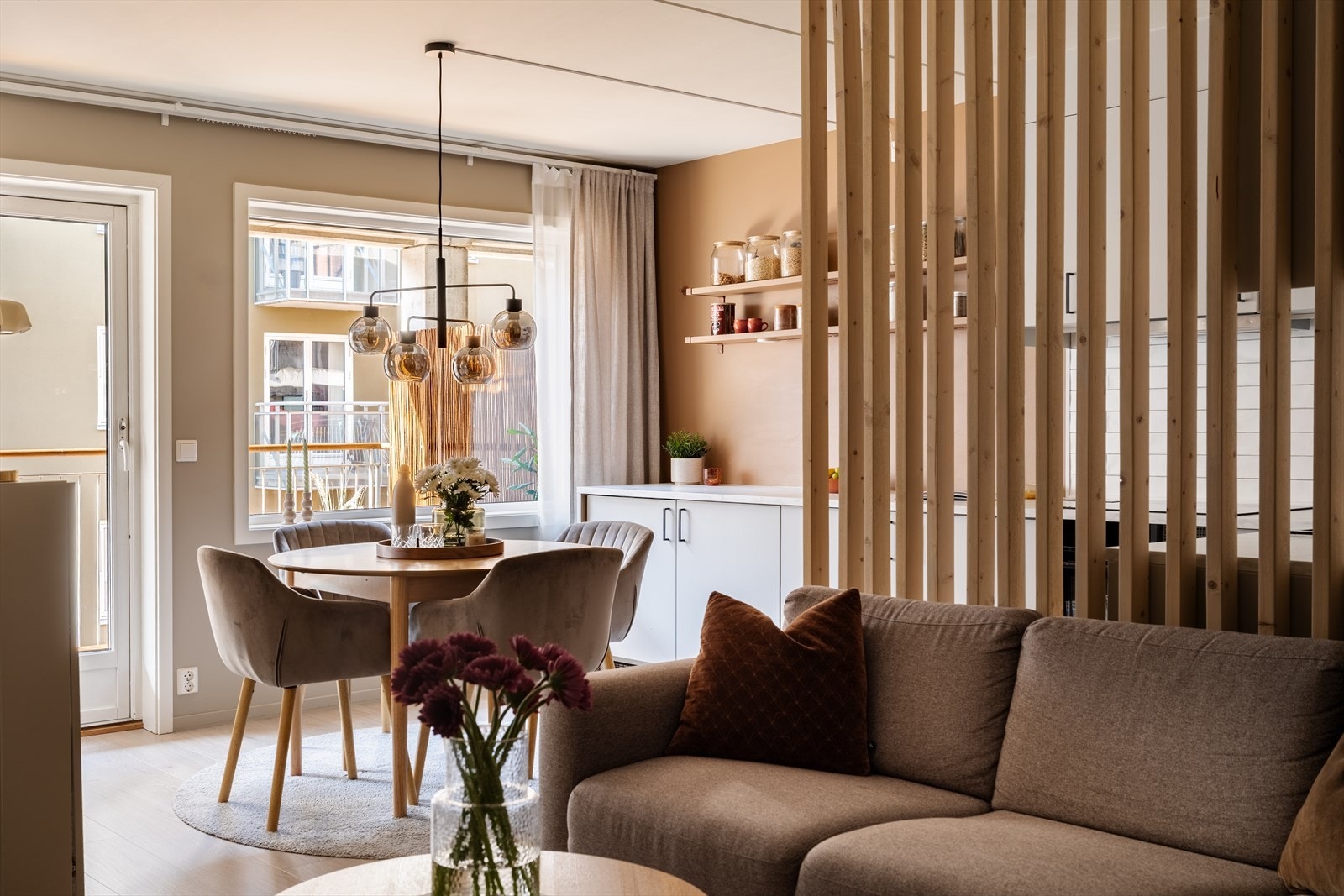 Her får du en stue som gir rom for å oppholde deg flere steder, og inviterer til både avslapning og middagsbesøk. Galleribilde