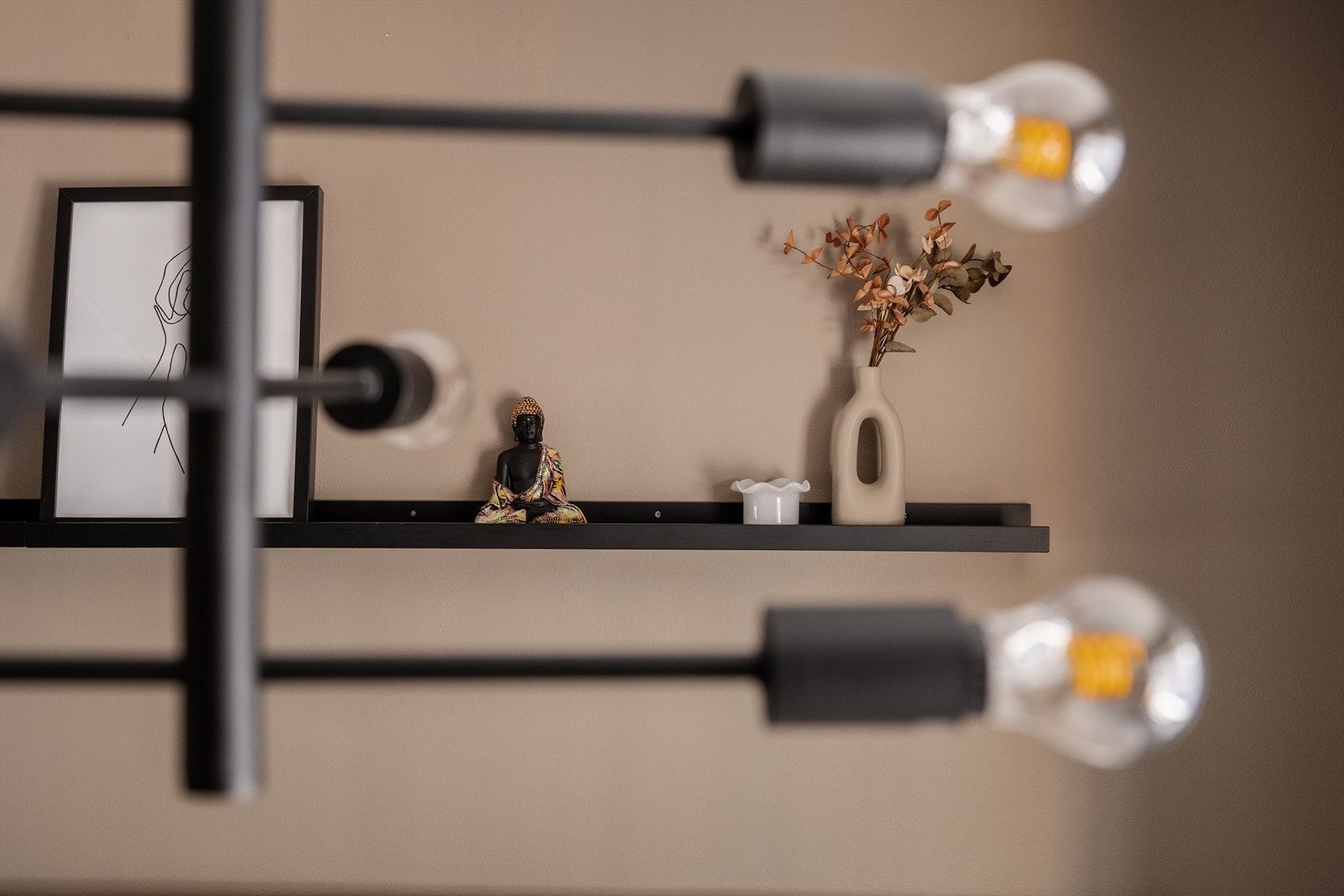 For ekstra oppbevaring kan også den romslige kjellerboden på ca 5 m² benyttes. Galleribilde