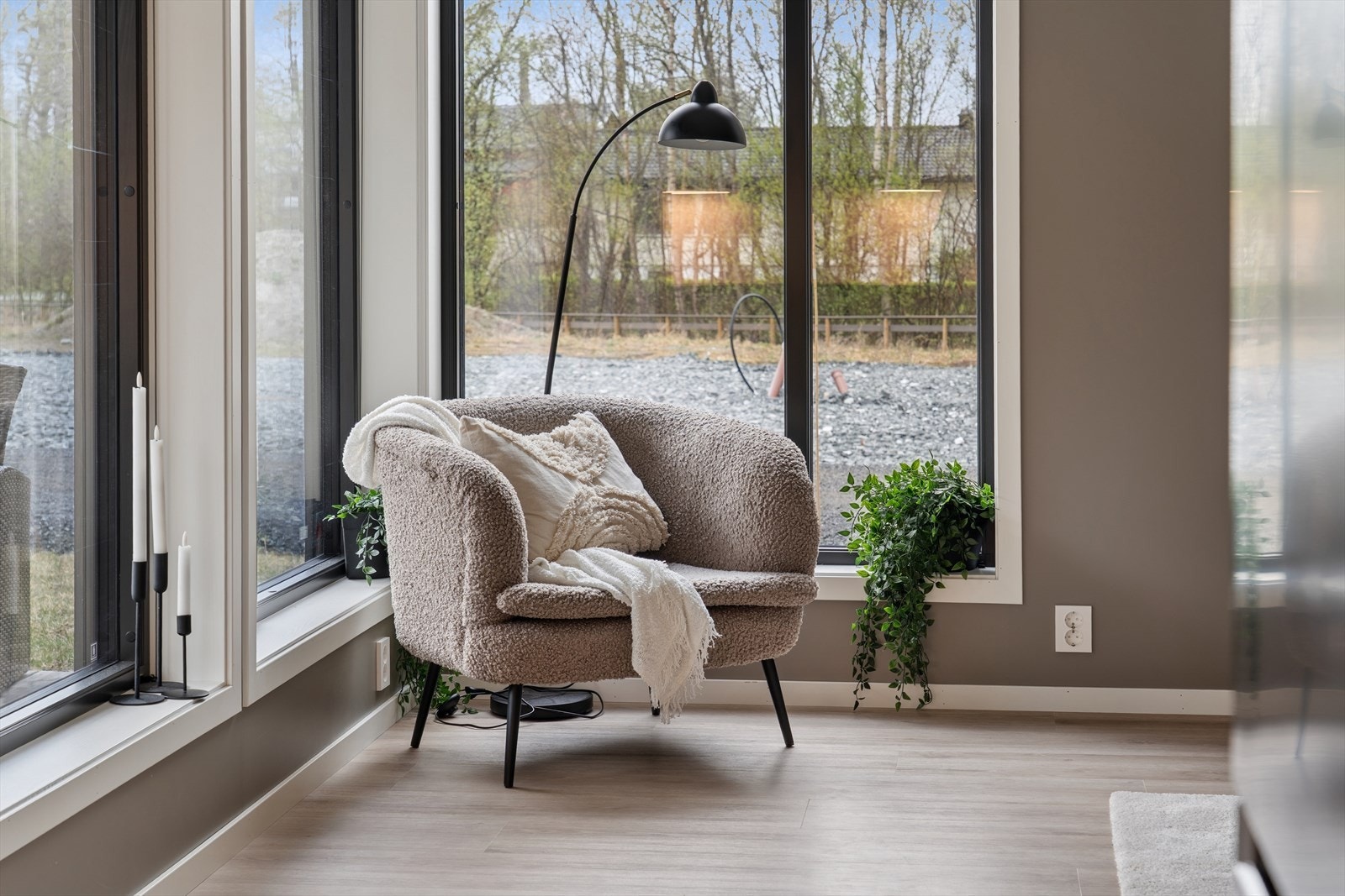 Store vindusflater gir rikelig med naturlig lys. Galleribilde