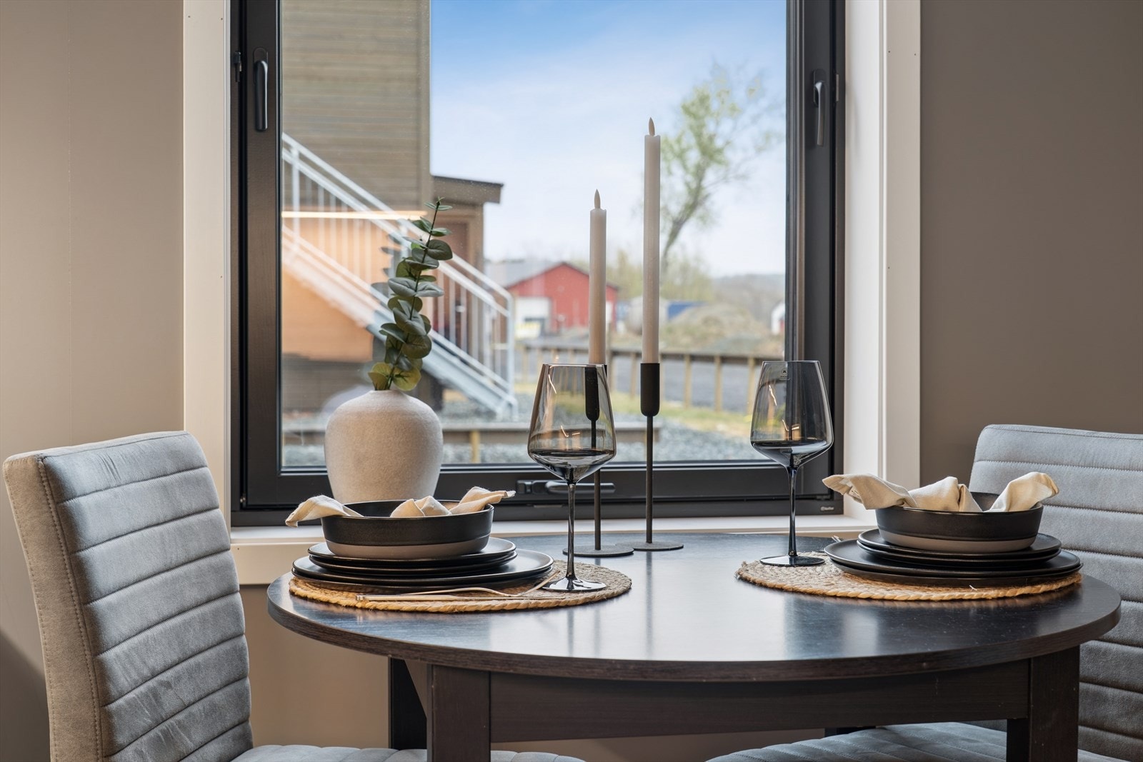 Spiseplass ved vindu med hyggelig utsyn og god plass til spisebord. Galleribilde