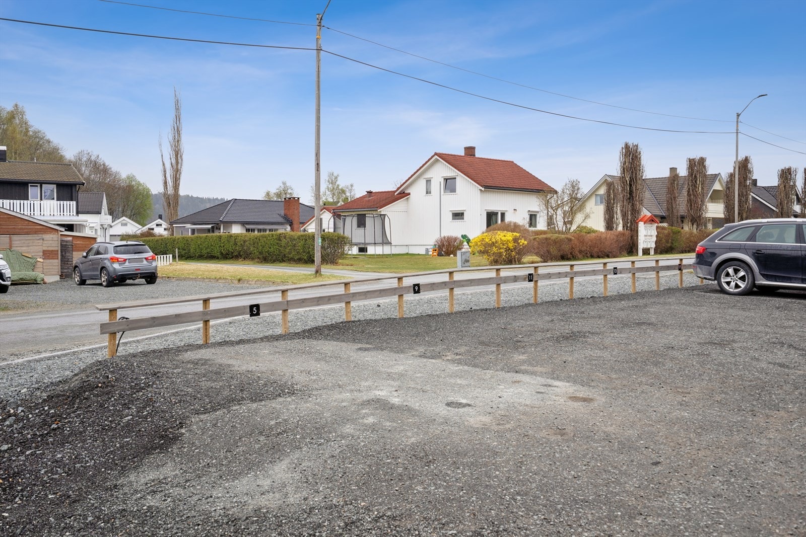 Det er tildelt to parkeringsplasser til boligen. Mulighet for elbil lader. Galleribilde