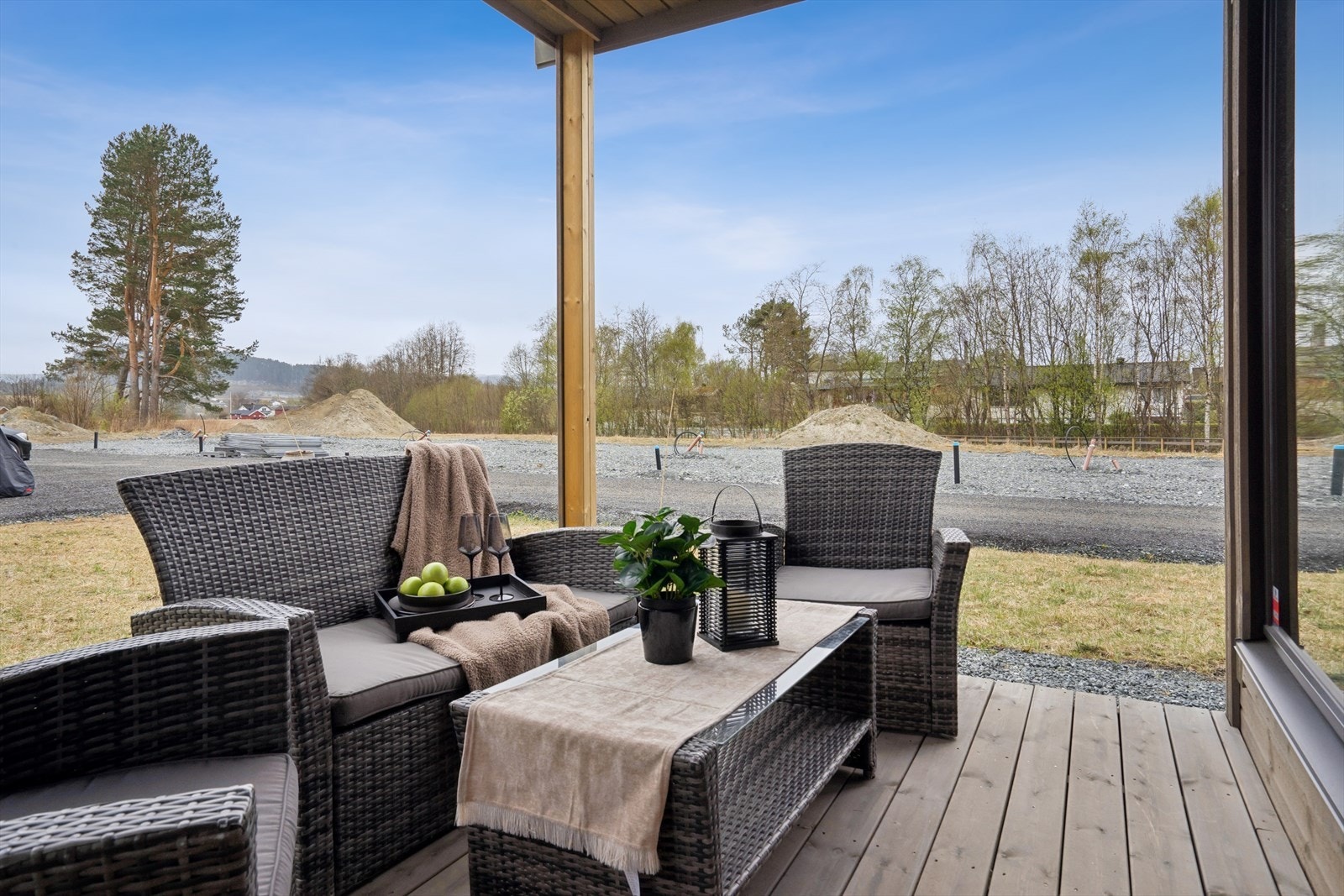 Overbygd terrasse med gode solforhold. Galleribilde