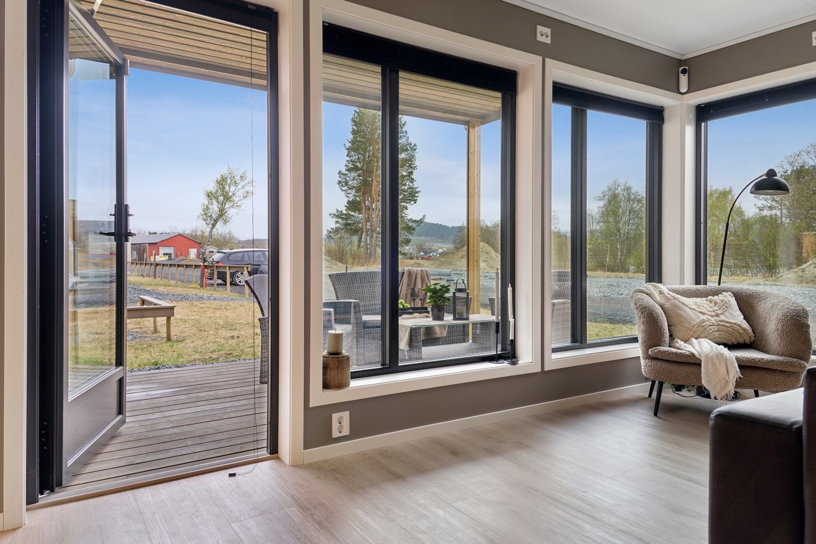 Stue med direkte adkomst til solrik terrasse. Galleribilde