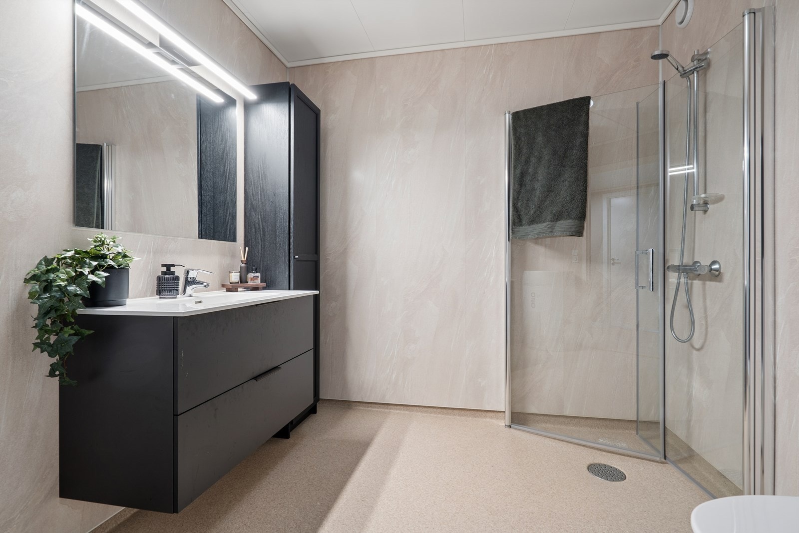 Moderne baderom med lekkert flisvalg og dusjløsning. Galleribilde