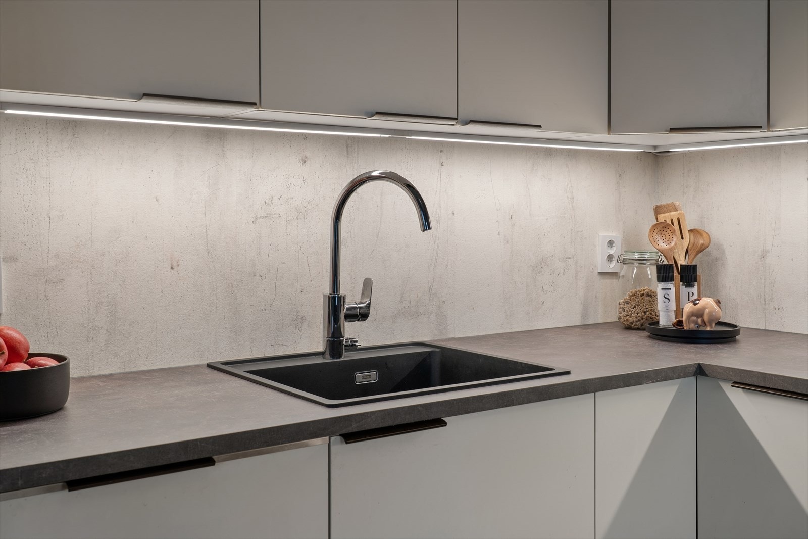 Detaljbilde av kjøkkeninnredning med moderne fargevalg. Galleribilde
