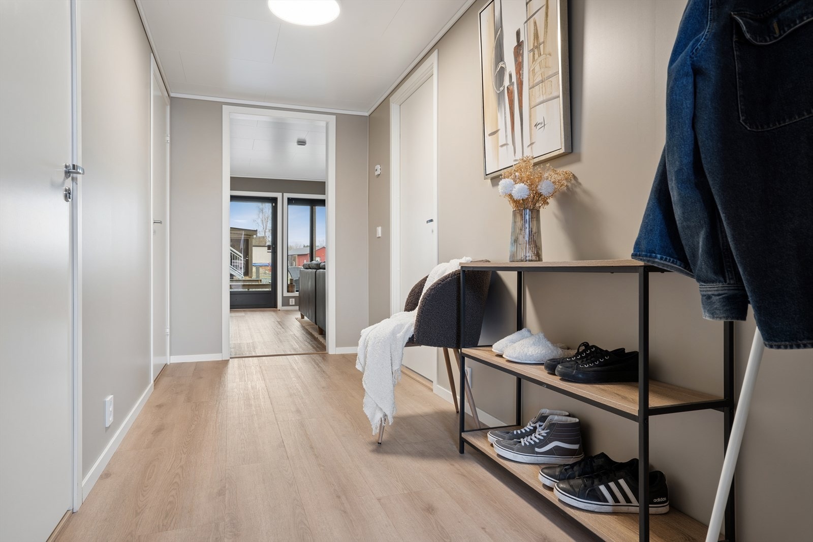 Velkomstsone med plass til yttertøy og oppbevaring. Galleribilde