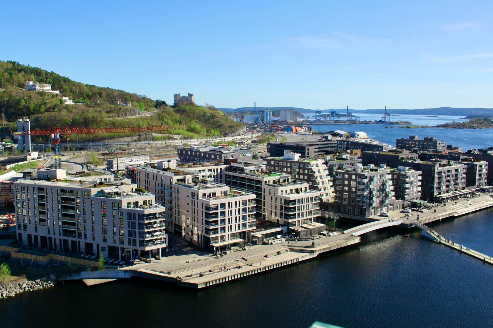Området byr på umiddelbar nærhet til sjø, badeanlegg og rekreasjonsmuligheter, kombinert med et rikt utvalg av restauranter, butikker og treningssentre. Galleribilde