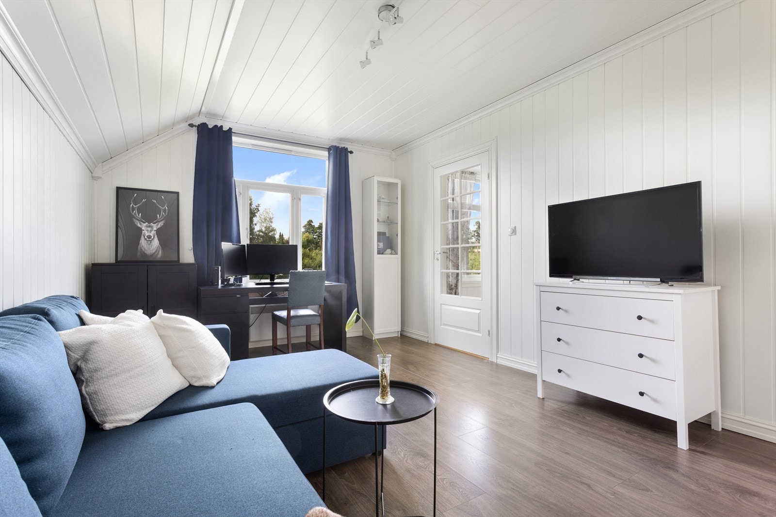 Et av rommene har vært i bruk som loftstue/kontor. Galleribilde