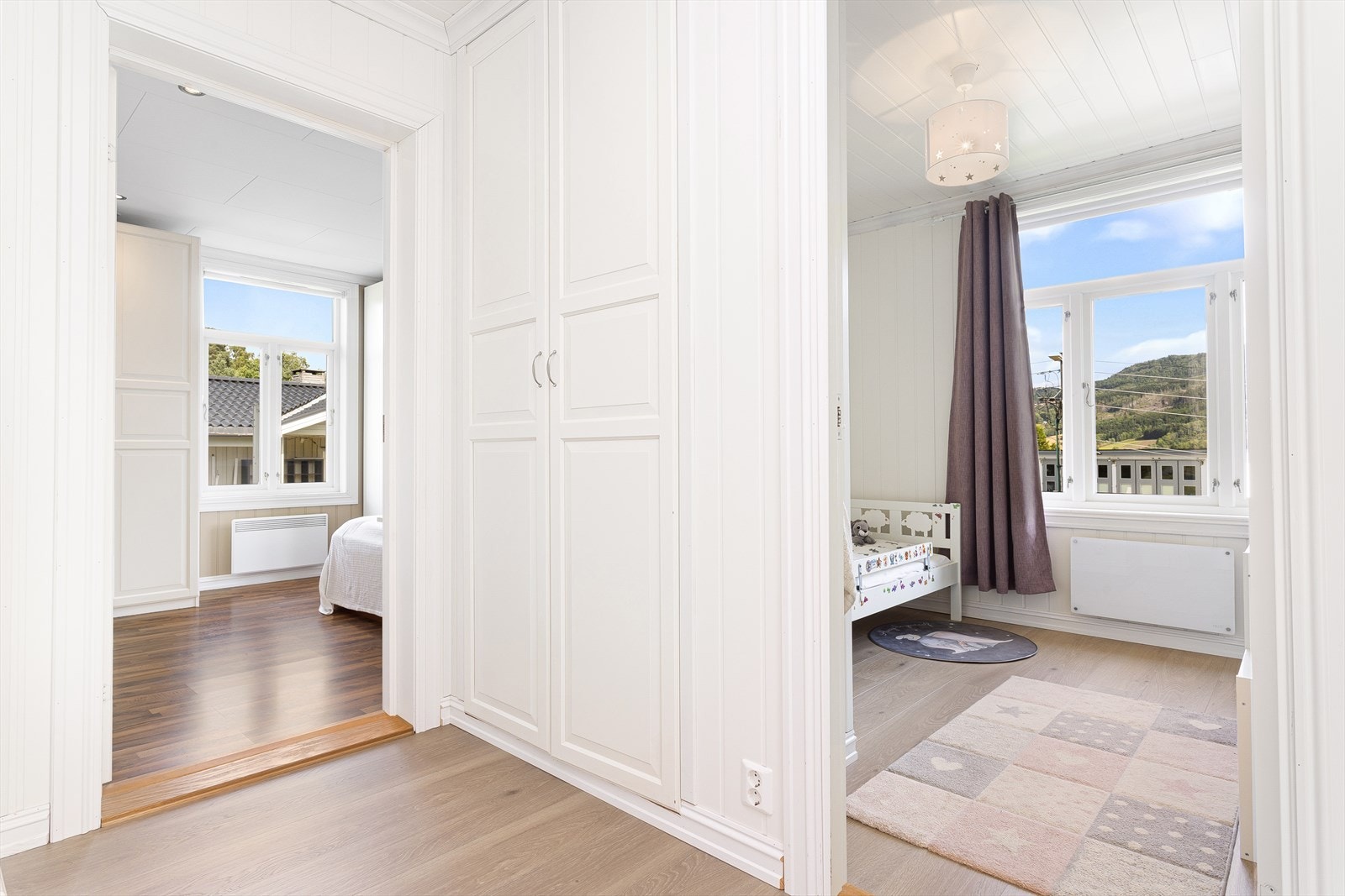 I mellomgang utenfor soverommene er det en innebygd garderobe som sikrer ekstra oppbevaringsplass. Galleribilde