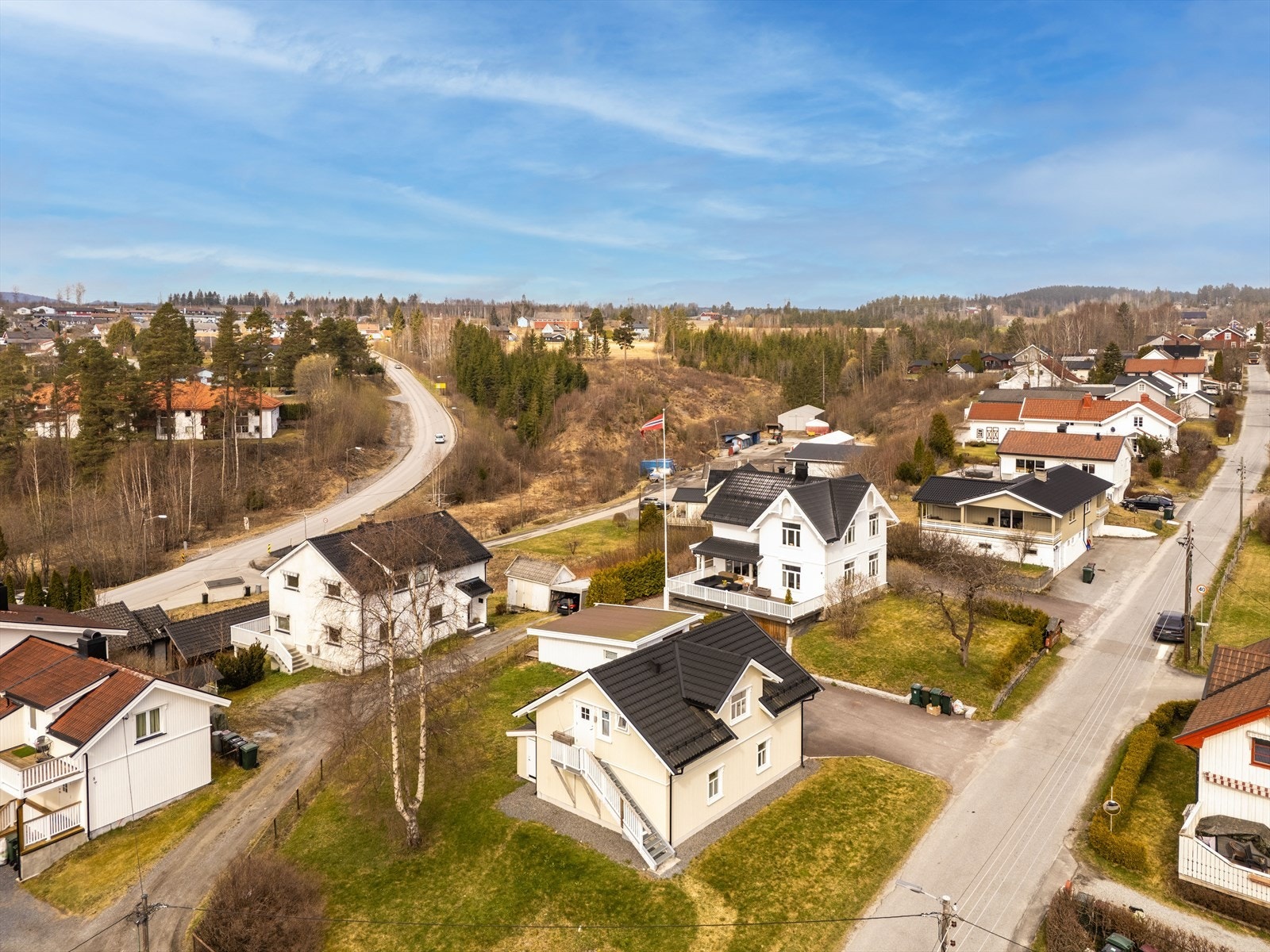 Fra boligen er det gangavstand til Vikersund sentrum som kan by på et variert utvalg av butikker og servicetilbud. Galleribilde