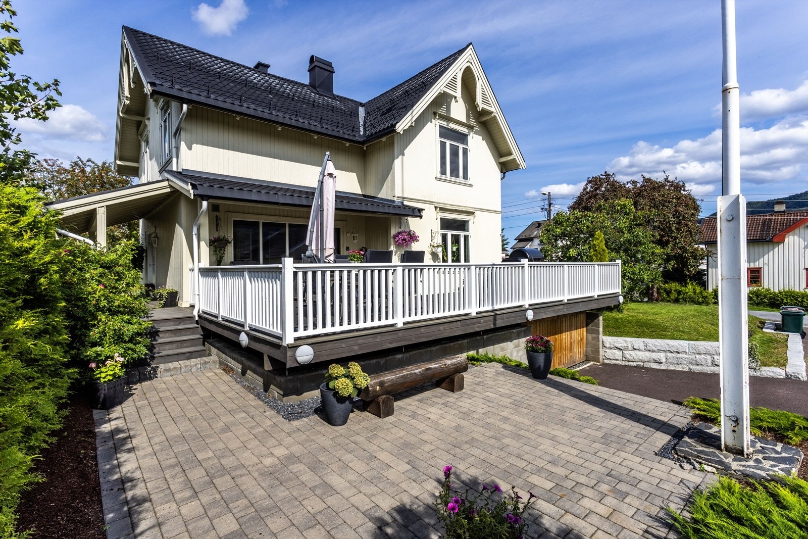 Uteområdene er pent opparbeidet med felles asfaltert gårdsplass, belegningsstein, gressplen, hekk og støttemurer. Galleribilde