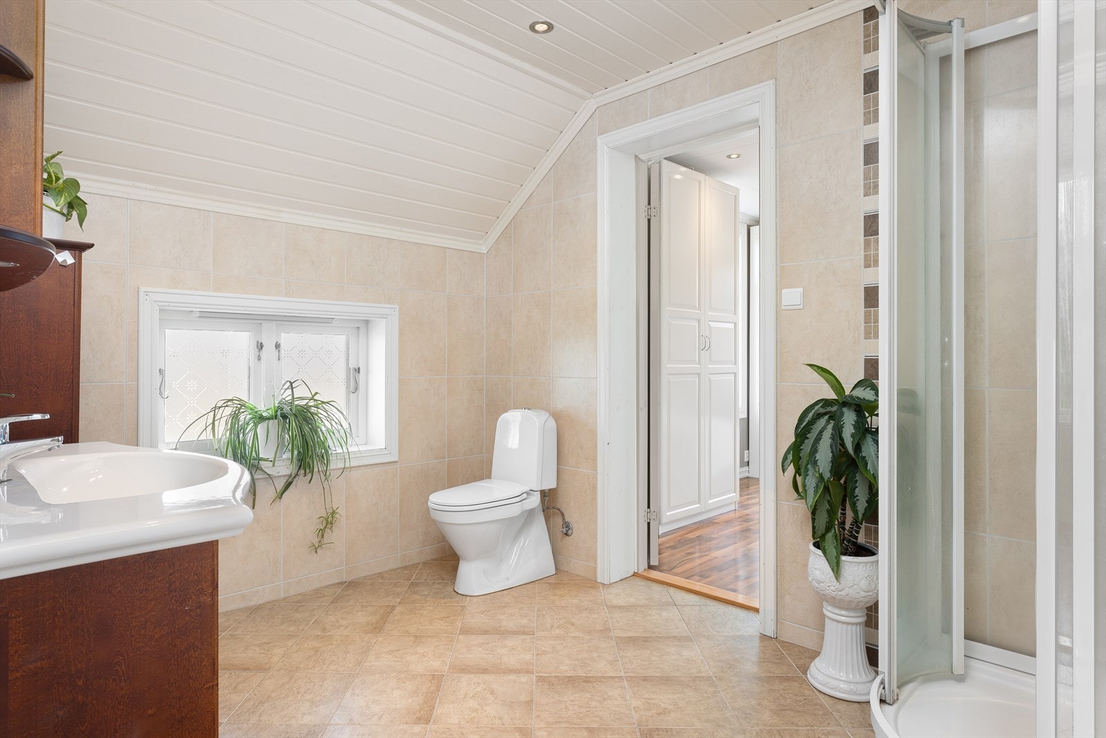 Veggene er flislagte og taket har MDF-panel med downlights. Galleribilde