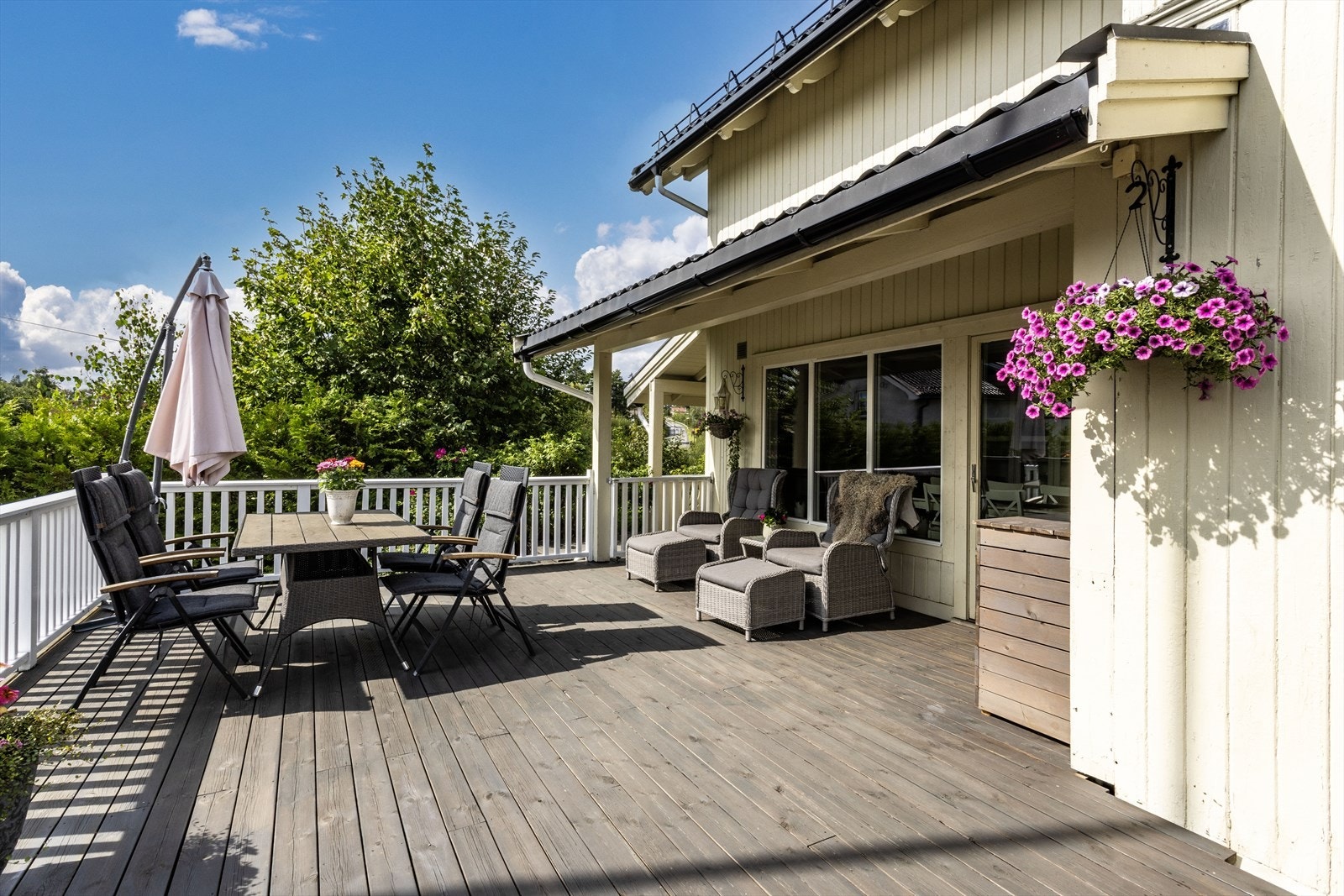 Her har man god plass til en stor sittegruppe. Galleribilde