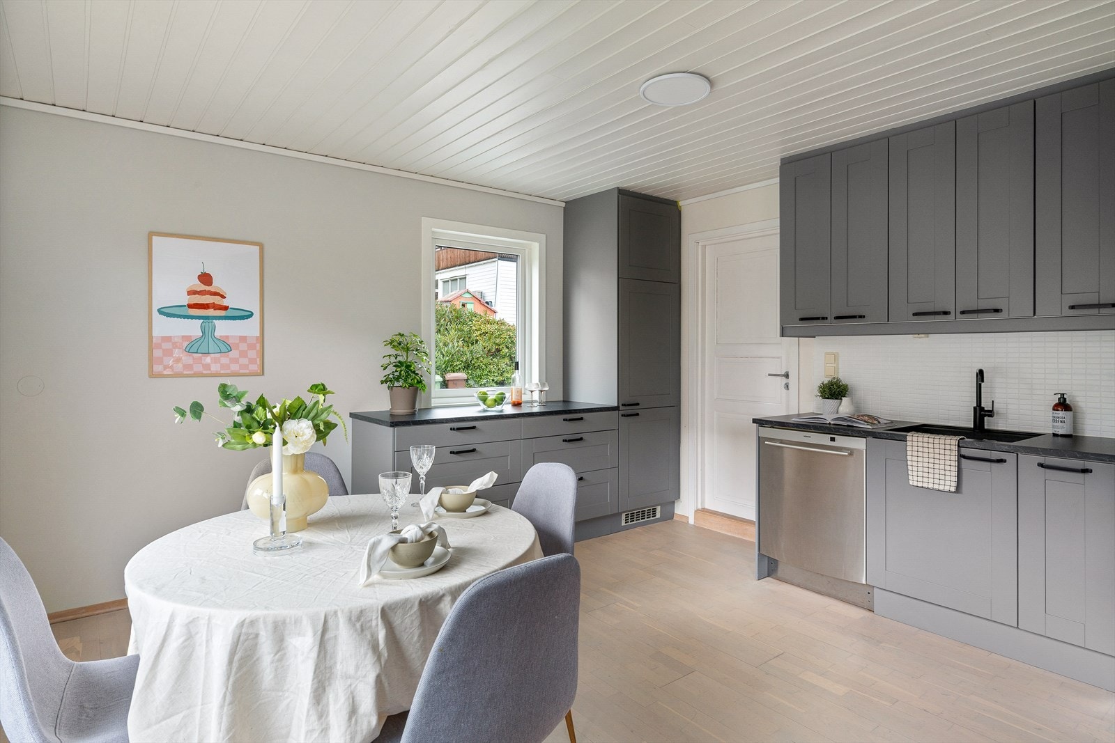 - Innbydende kjøkken med spiseplass, tidløst design og gode arbeidsflater - Galleribilde