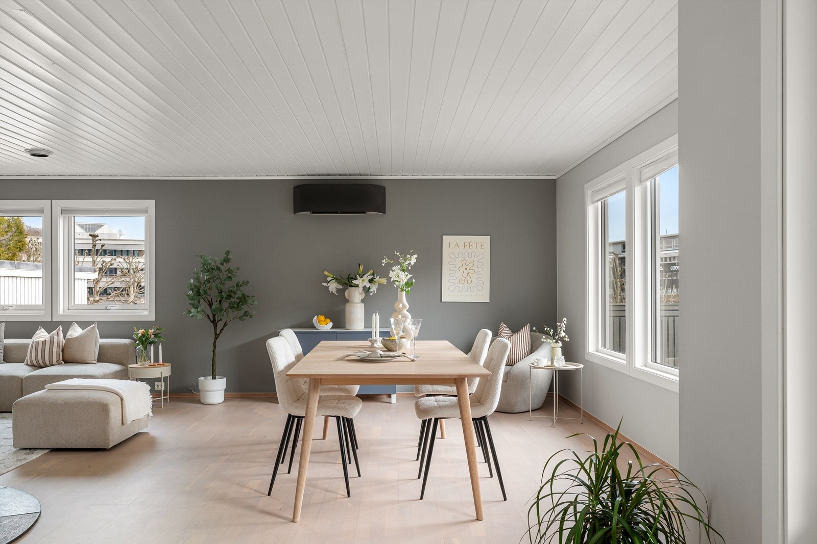 - Lys og romslig spiseplass med store vindusflater som slipper inn rikelig med dagslys - Galleribilde