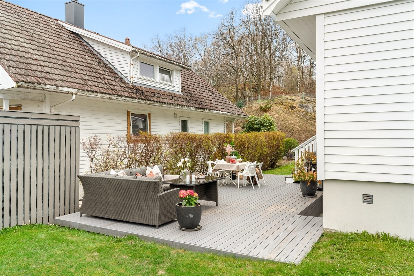 - Innbydende terrasse med gode soner for både avslapning og måltider, som en fin forlengelse av boligen utendørs - Galleribilde