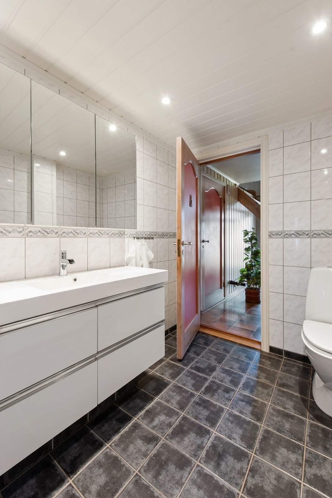 Fra badet ut i gang/trapperom Galleribilde