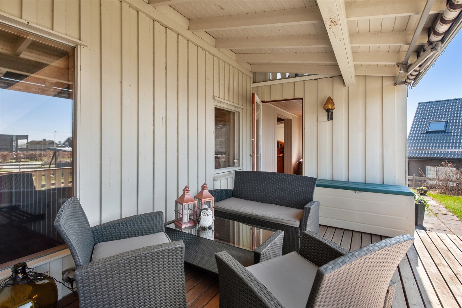 Terrasse ved inngangspartiet til boligen Galleribilde